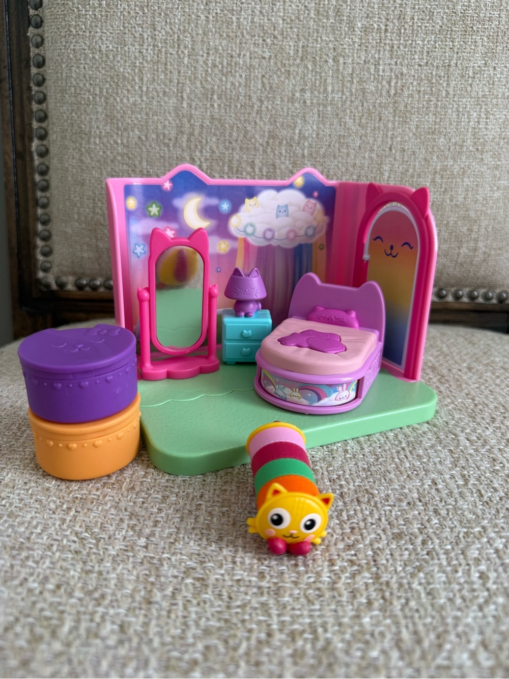 Gabby’s Dollhouse Room Sweet Dreams Bedroom playset with Pillow Cat Figurine